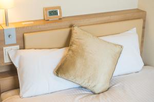Postel nebo postele na pokoji v ubytování KOKO HOTEL Hiroshima Ekimae