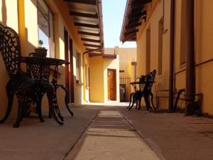 a row of benches sitting next to a building at La Casa Mia Guesthouse in Kimberley +9 photos
