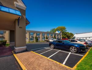 a blue car parked in a parking lot in front of a building at Comfort Inn Falls Church - Tysons Corner in Falls Church