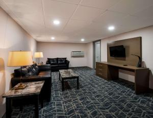 Televízia a/alebo spoločenská miestnosť v ubytovaní Comfort Inn Falls Church - Tysons Corner + 37 fotografií