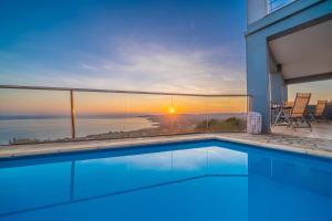 Bazén v ubytování Κefalonia Golden View Villa nebo v jeho okolí