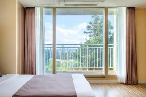 Postel nebo postele na pokoji v ubytování Jeju M Resort