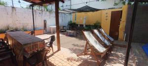 a patio with some chairs and a table and a table and a building at Casa Mali, zona centro, con piscina, asador y muy amplia in Ciudad Valles