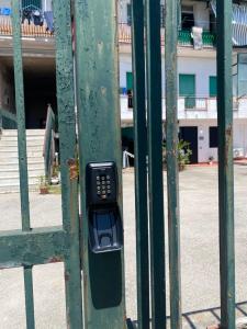 ナポリにあるGate 16 Room Napoliの携帯電話が緑の棒に付いている