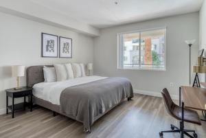 ein Schlafzimmer mit Bett, Schreibtisch und Fenster in der Unterkunft Union City 2br w gym bbq nr Union Landing SFO-1387 in Union City + 23 Fotos