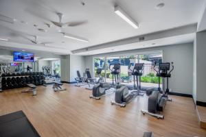 ein Fitnessstudio mit Laufbändern und Crosstrainern in der Unterkunft Union City 2br w gym bbq nr Union Landing SFO-1387 in Union City