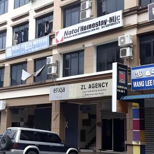 クチンにあるNatol Homestay-MJC Batu Kawa MJC New Townshipの建物前に停車するバン