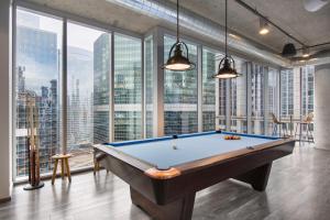 Τραπέζι μπιλιάρδου στο Blueground The Loop pool AC nr Willis Tower CHI-1175