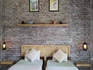 Un pat sau paturi într-o cameră la SAISH Stay +29 fotografii