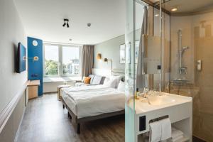 A bed or beds in a room at aja Warnemünde