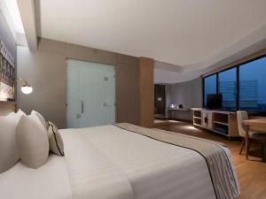 Ein Bett oder Betten in einem Zimmer der Unterkunft Santika Premiere Bintaro