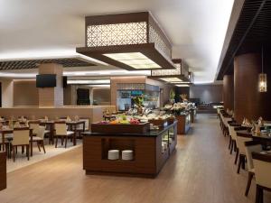 Ein Restaurant oder anderes Speiselokal in der Unterkunft Santika Premiere Bintaro 