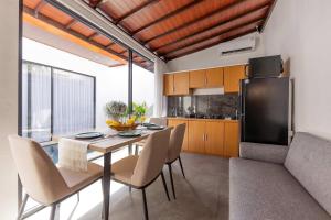 Η κουζίνα ή μικρή κουζίνα στο Villa Phoenix Brand New 1BR in Umalas, Bali