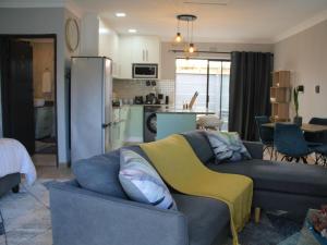 un soggiorno con divano e cucina di Cottage Studio a Tokai