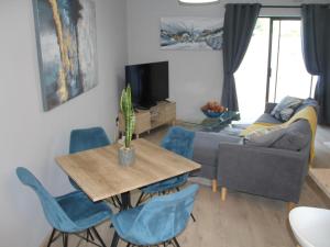 un soggiorno con tavolo, sedie e divano di Cottage Studio a Tokai