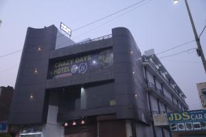 Un edificio con un cartello che dice "Hotel pazzo" di Crazzy Days Hotel I Sonipat a Sonipat