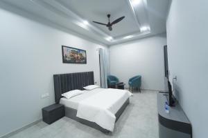 Letto o letti in una camera di Crazzy Days Hotel I Sonipat