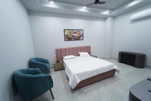 Letto o letti in una camera di Crazzy Days Hotel I Sonipat