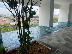 Bazén v ubytování Edumetro apartment,subang jaya by Fieza nebo v jeho okolí