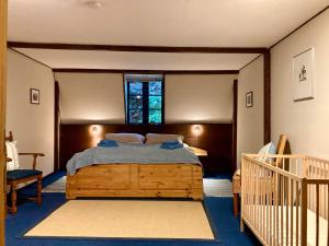 a bedroom with a large bed with a window at Reetdachkate Müllerhaus von 1860 in Thalingburen