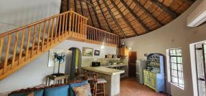 Dapur atau dapur kecil di Kruger Riverfront Retreat
