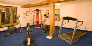 Un gimnasio con varios equipos de ejercicio en una habitación. en Malston Mill Farm, en Kingsbridge 20 fotos más