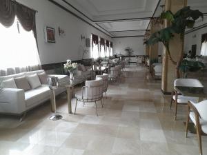 ein Restaurant mit Tischen und Stühlen und ein Raum mit Tischen und Stühlen in der Unterkunft Hotel KREZ in Qysylorda