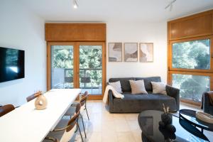Χώρος καθιστικού στο Meir Dizengoff Residence with Shelter