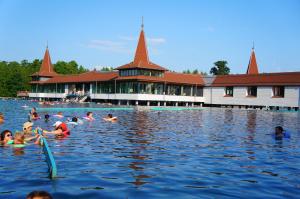 een groep mensen die in het water zwemmen in een resort bij Valloris Apartments in Hévíz