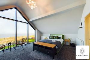Ένα ή περισσότερα κρεβάτια σε δωμάτιο στο Luxury 4-Bedroom Beachfront Home with Hot Tub & Games Room