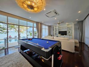 TV a/nebo společenská místnost v ubytování Seaside Bliss Beach Villa Rawai