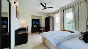 BluO Amani Vagator - Boutique Hotel Goa客房内的一张或多张床位