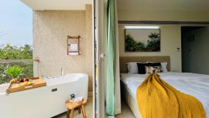 BluO Amani Vagator - Boutique Hotel Goa客房内的一张或多张床位