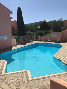 ein großer blauer Swimmingpool neben einem Gebäude in der Unterkunft Elsa & David in Collioure