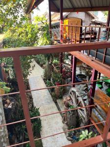 三J旅馆的阳台或露台