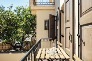 Balkoni atau teres di Sea Path VI old town luxury Appartment steps to beach