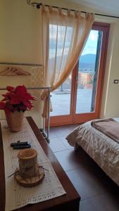 a bedroom with a bed and a table with a window at Appartamento B&B La Meta in Fisciano