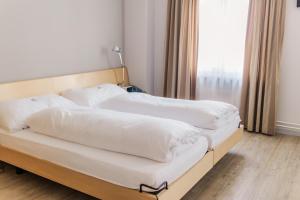 Un pat sau paturi într-o cameră la Royal Hotel - Urban Living