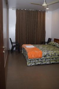 Postel nebo postele na pokoji v ubytování Vanvarsha Resort