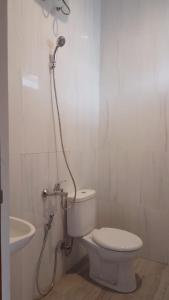 un bagno con un water e un lavandino di Villa Bougenville Inn a Salakan Altre 12 foto