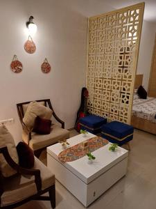 En eller flere senge i et værelse på Haridasa-- Devotee of Shri Krishna