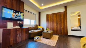 BluO Amani Vagator - Boutique Hotel Goa的电视和/或娱乐中心