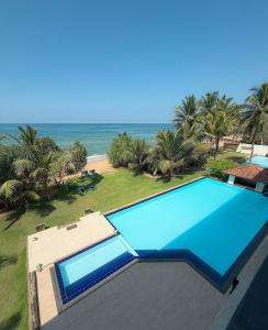 Bazén v ubytování Serendib Beach Hotel nebo v jeho okolí