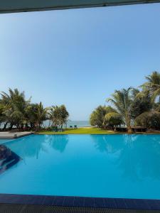Bazén v ubytování Serendib Beach Hotel nebo v jeho okolí