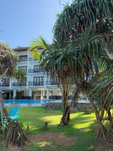Bazén v ubytování Serendib Beach Hotel nebo v jeho okolí