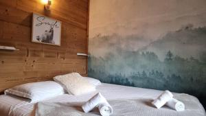 Postel nebo postele na pokoji v ubytování Chalet le Dahu-Calm-Jacuzzi-Free parking lot