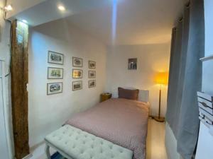 Postel nebo postele na pokoji v ubytování Liric Studio + 2 fotografie