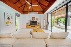 Ruang duduk di Luxury 4 Bedrooms 800 square meters of large space Private swimming pool private kitchen service Family and friends vacation