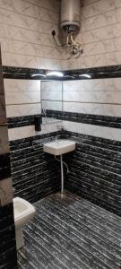 un bagno con lavandino e WC di SR Resort Pushkar a Pushkar