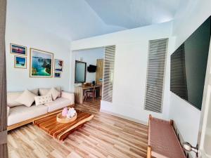TV a/nebo společenská místnost v ubytování Arawan Beach Resort Krabi